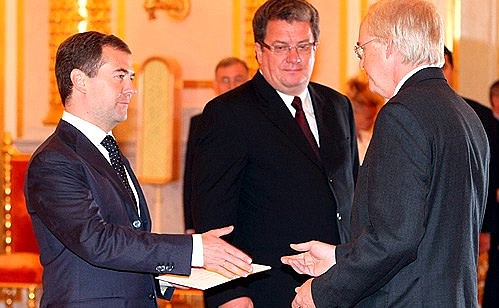 Верительную грамоту Президенту России вручает посол Соединённых Штатов Америки Джон Росс Байерли.