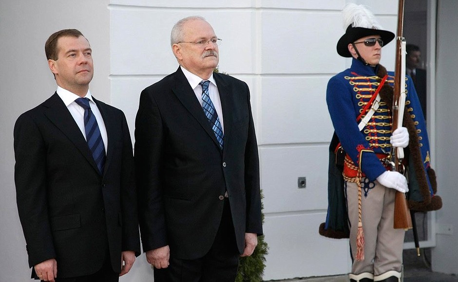 С Президентом Словакии Иваном Гашпаровичем во время официальной церемонии встречи.