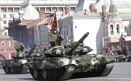 Военный парад в честь 64-й годовщины Победы в Великой Отечественной войне. По Красной площади движутся ракетно-пушечные танки Т-90.