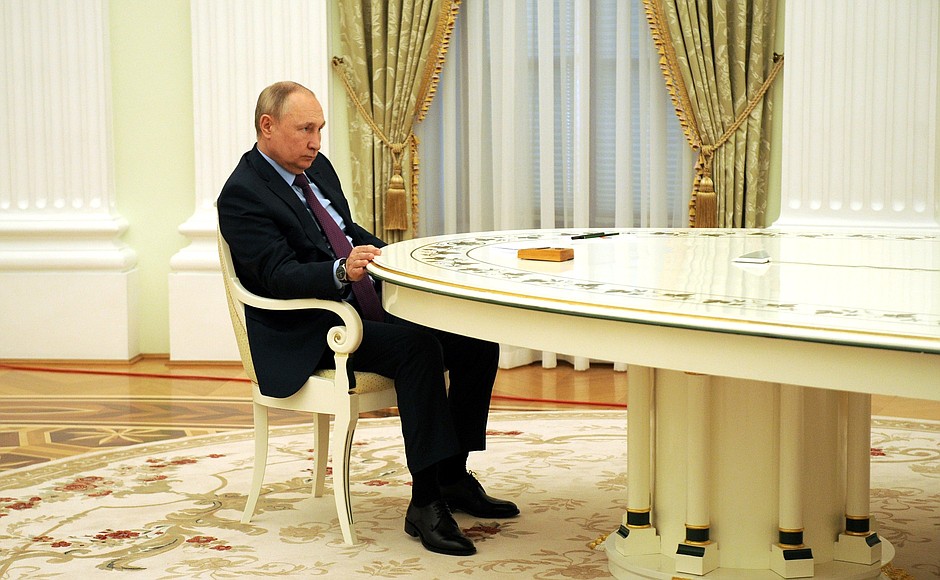 В ходе переговоров с Президентом Азербайджана Ильхамом Алиевым.