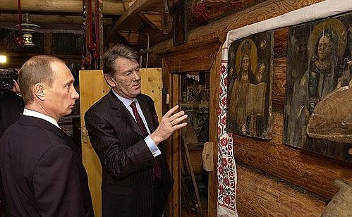 Noviye Bezradichi. At the Ukrainian President\'s personal dacha. Mr Yushchenko showed Mr Putin a collection of Ukrainian folk objects from the eighteenth and nineteenth centuries.