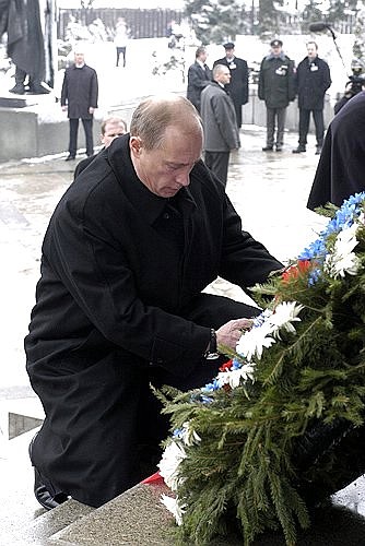 Wreath-laying ceremony at the Slavin monument to Soviet liberating soldiers.