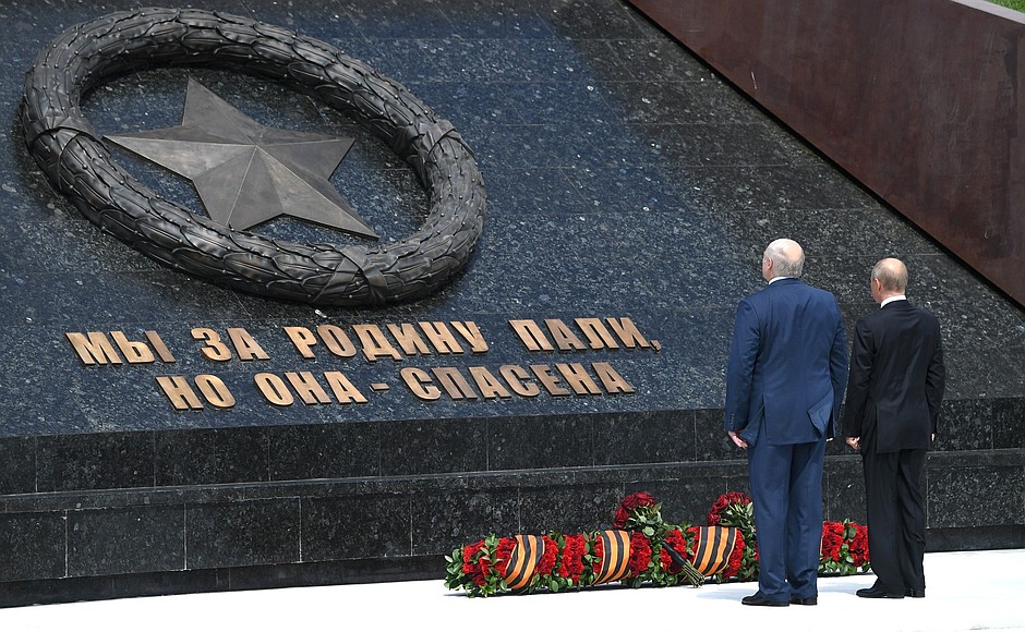 Vladimir Putin and Alexander Lukashenko observe a minute of silence in memory of the servicemen who fell in battles near Rzhev in 1942–1943.