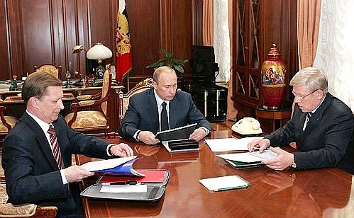 С Первым заместителем Председателя Правительства Сергеем Ивановым (слева) и руководителем Федерального космического агентства Анатолием Перминовым.