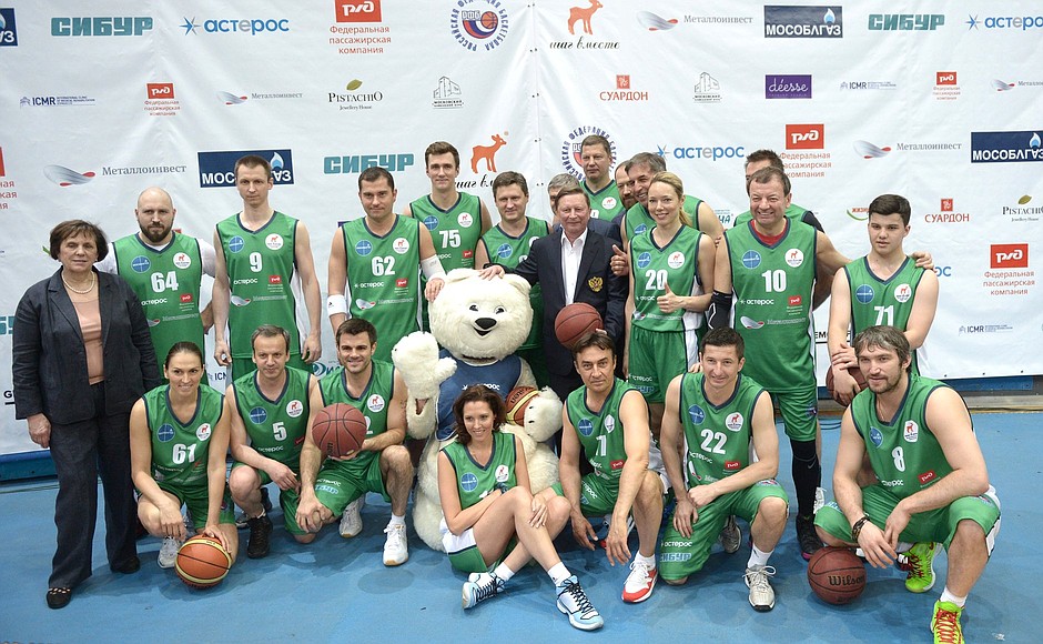 С участниками товарищеского матча по баскетболу в поддержку благотворительного фонда «Шаг вместе».