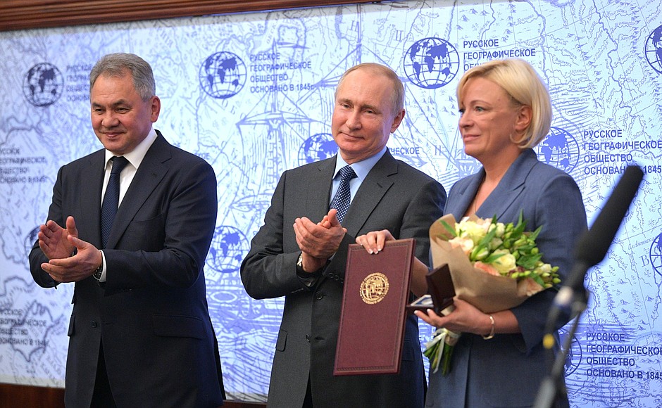 At the Russian Geographical Society medal and certificate award ceremony. A small silver medal for fostering a sensitive attitude toward nature among young people went to the Nizhny Novgorod Regional Branch of the Russian Geographical Society. Chair of the branch Svetlana Sotkina received the award.