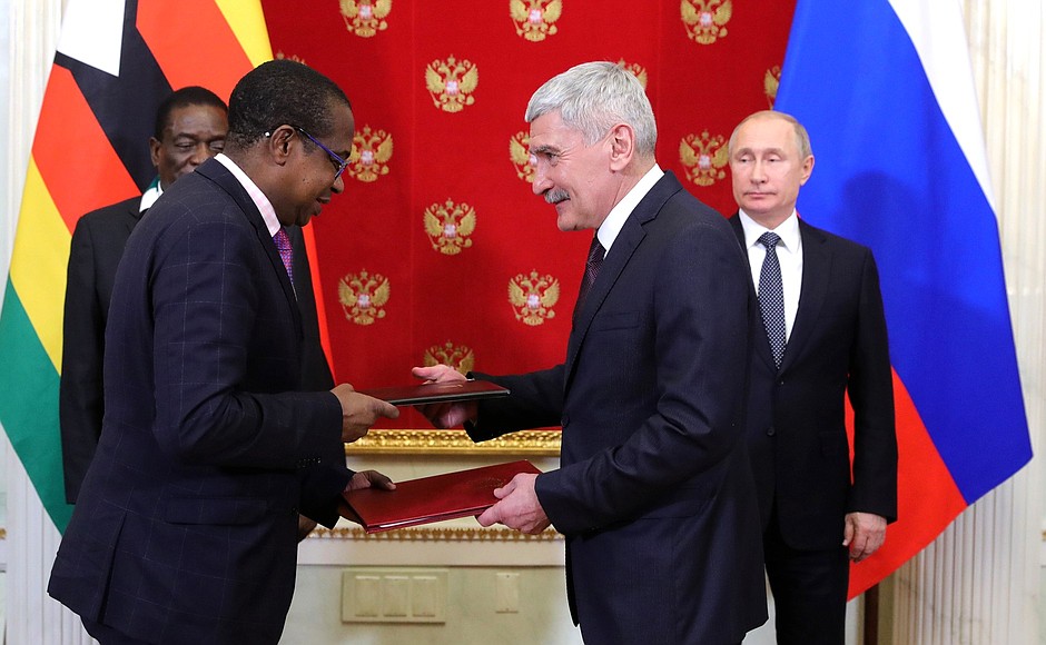 Церемония обмена документами, подписанными в ходе официального визита в Россию Президента Зимбабве Эммерсона Мнангагвы.