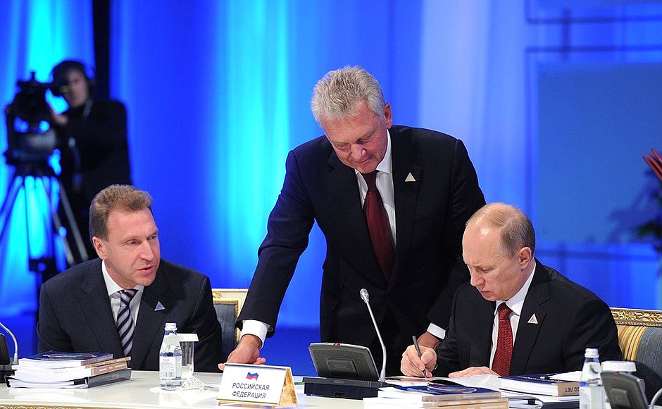 Expanded meeting of the Supreme Eurasian Economic Council. With First Deputy Prime Minister Igor Shuvalov (left) and Board Chairman of the Eurasian Economic Commission Viktor Khristenko.