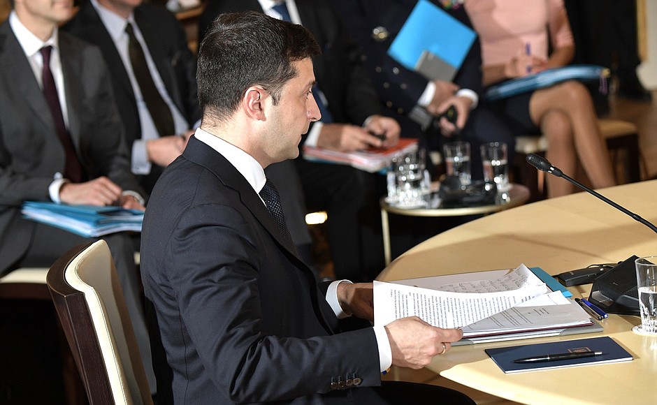 Президент Украины Владимир Зеленский перед началом встречи в «нормандском формате».