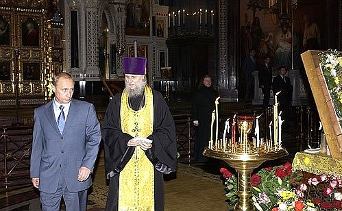 Владимир Путин прибыл в храм Христа Спасителя, чтобы поклониться мощам святого апостола Андрея Первозванного.
