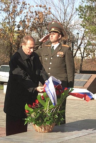Возложение цветов к Вечному огню мемориала в честь погибших в годы Великой Отечественной войны.