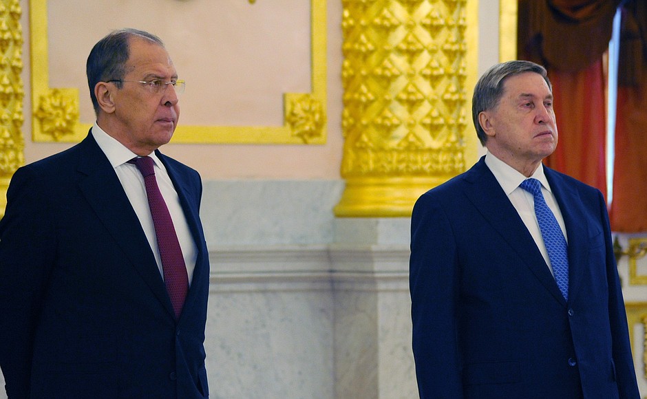 Министр иностранных дел Сергей Лавров и помощник Президента Юрий Ушаков (справа) на церемонии вручения верительных грамот.