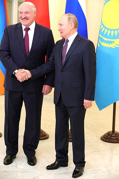 С Президентом Республики Беларусь Александром Лукашенко перед началом заседания Высшего Евразийского экономического совета.