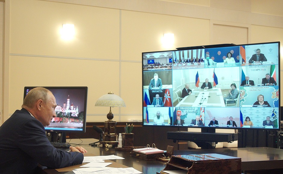 В ходе встречи с членами рабочей группы по подготовке предложений о внесении поправок в Конституцию Российской Федерации (в режиме видеоконференции).