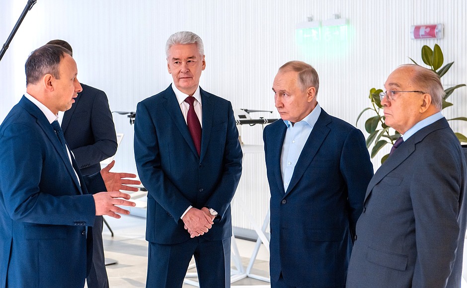 With Moscow Mayor Sergei Sobyanin (centre) and Moscow State University Rector Viktor Sadovnichy (right) during a tour of the Lomonosov cluster project for unmanned aerial systems. Amir Valiyev, Ptero general director, gives explanations.