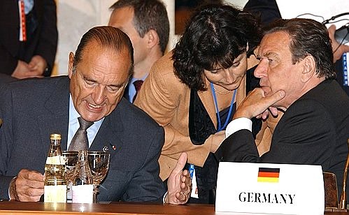 Федеральный канцлер Германии Герхард Шрёдер и Президент Франции Жак Ширак во время пленарного заседания встречи на высшем уровне Россия – Европейский союз.