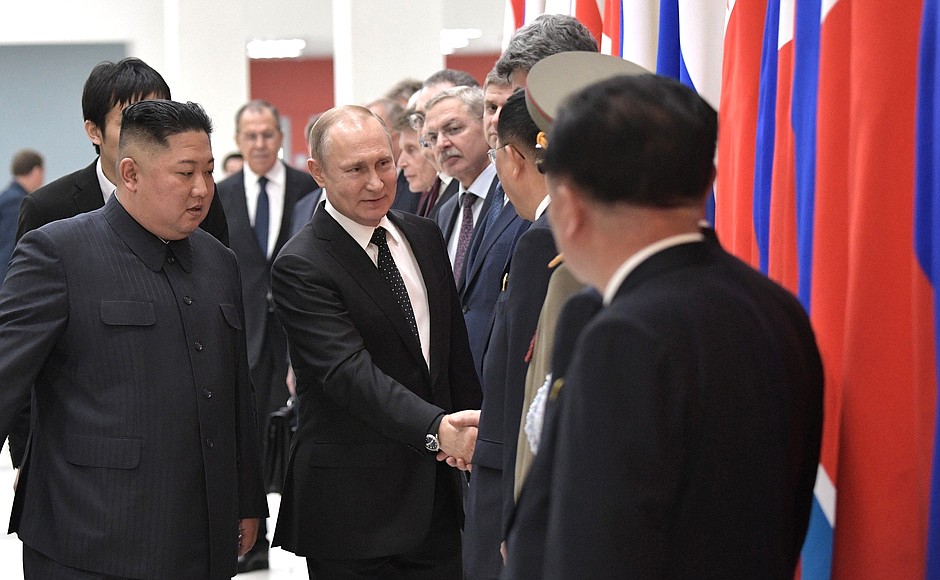 Представление российской и северокорейской официальных делегаций.