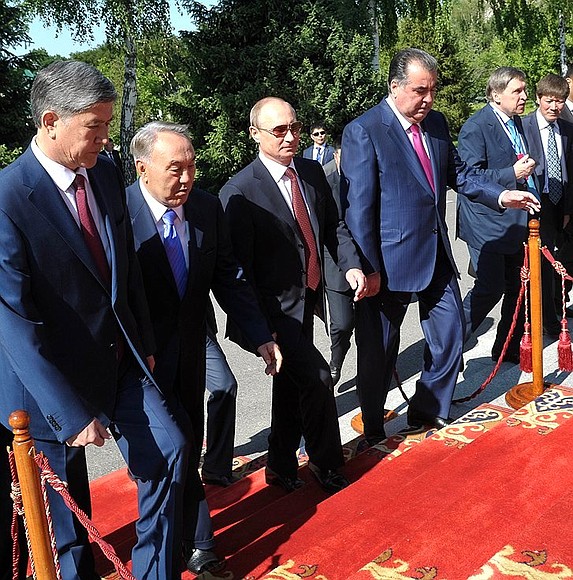 President of Kyrgyzstan Almazbek Atambayev, President of Kazakhstan Nursultan Nazarbayev, Vladimir Putin, President of Tajikistan Emomali Rahmon (from left to right) before the informal summit of the Collective Security Treaty Organisation member countries’ heads of state.