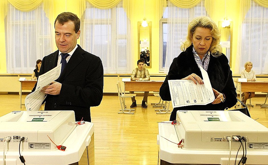 Дмитрий и Светлана Медведевы проголосовали на выборах депутатов Госдумы шестого созыва.