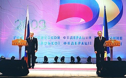 President Vladimir Putin and Ukrainian President Leonid Kuchma at a ceremony of opening the Year of Russia in Ukraine.