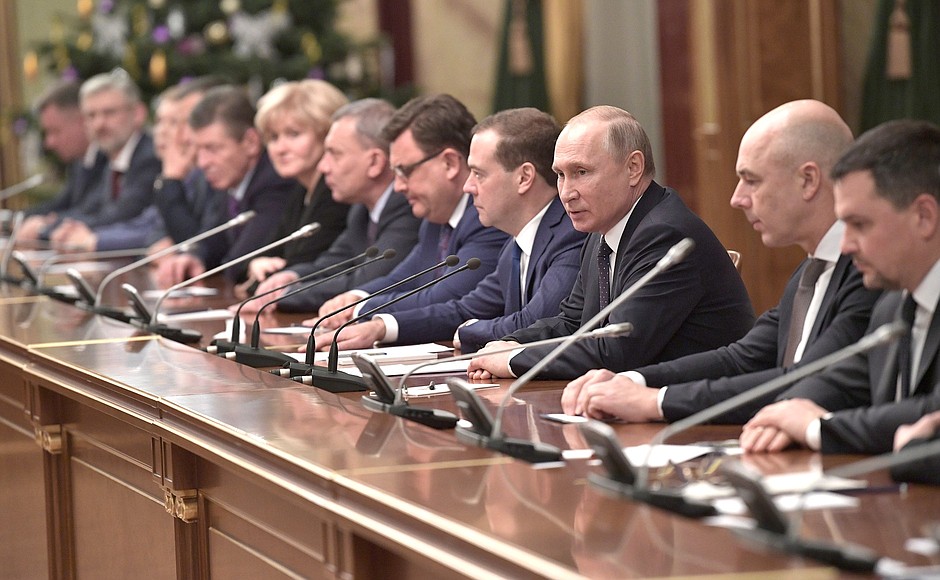 Владимир Путин в преддверии Нового года по традиции провёл встречу с членами Правительства.