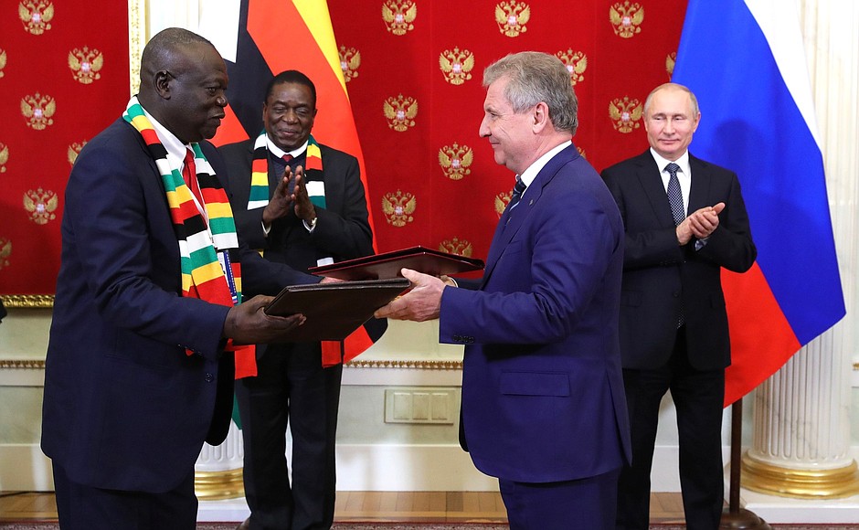 Церемония обмена документами, подписанными в ходе официального визита в Россию Президента Зимбабве Эммерсона Мнангагвы.