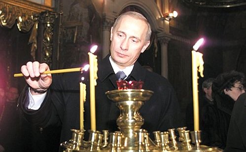 В Успенском кафедральном соборе. Владимир Путин поставил свечу Владимирской иконе Божьей Матери.