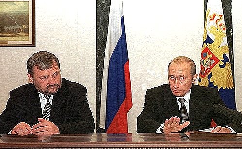 На встрече с представителями чеченской общественности. Слева от Президента – глава администрации Чеченской Республики Ахмат Кадыров.