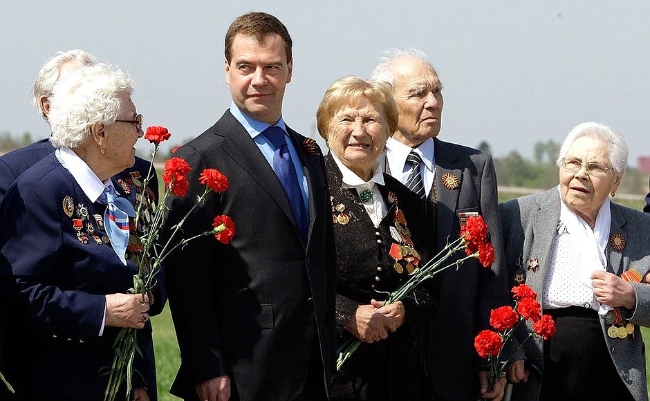 С ветеранами Великой Отечественной войны у монумента в честь подвига героев-панфиловцев у разъезда Дубосеково.