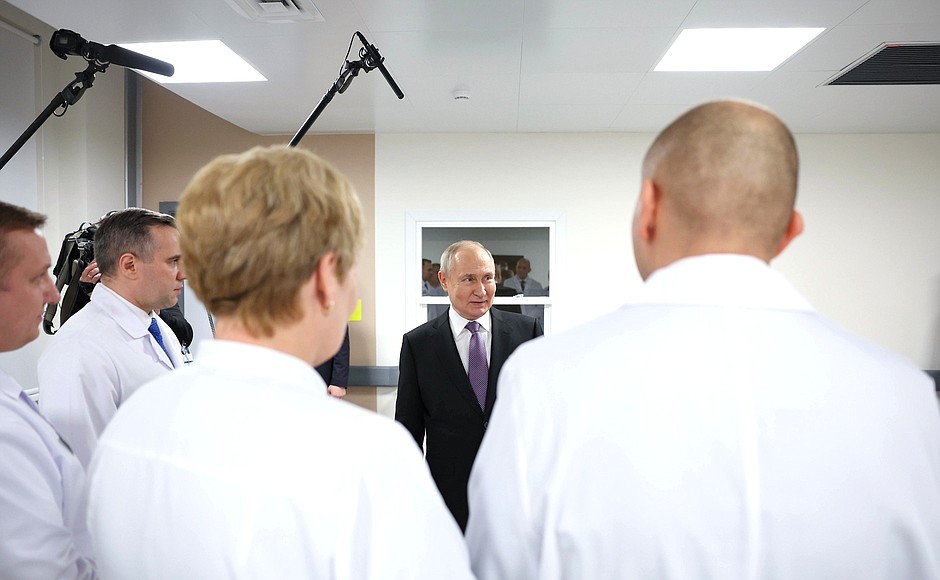 The President spoke briefly with the medical centre’s staff.