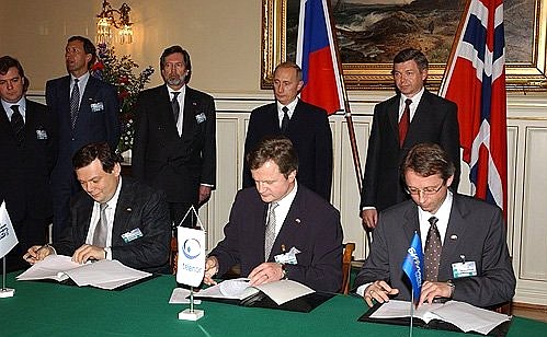 The CEOs of the Russian companies VimpelCom and Alfa Group and of the Norwegian Telenor signed a joint venture agreement in the presence of President Putin and Norwegian Prime Minister Kjell Magne Bondevik. The agreement envisages mobile telephony development in Russia.