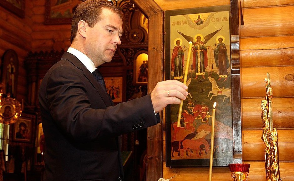 Дмитрий Медведев поставил свечи в домовом храме резиденции за упокой душ погибших в катастрофе теплохода «Булгария».