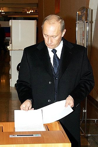 During voting at a polling station in the 201st University electoral district.