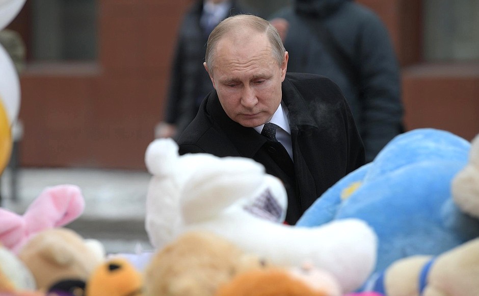 Путин возложил цветы к мемориалу у сгоревшего ТРЦ в Кемерово