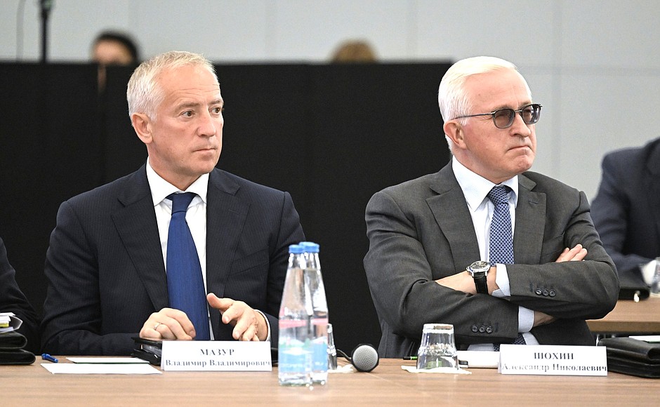 Tomsk Region Governor Vladimir Mazur, left, and RSPP President Alexander Shokhin before an expanded State Council Presidium meeting on the development of the labour market in the Russian Federation.