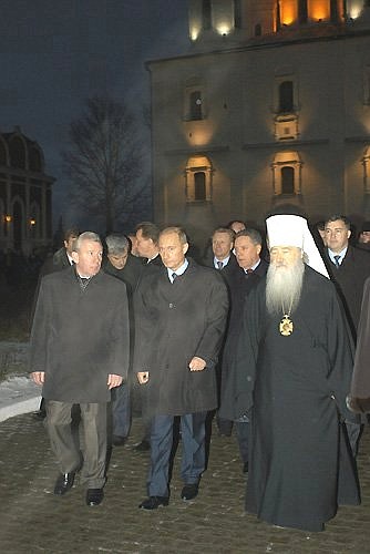 С мэром Коломны Валерием Шуваловым (на фото слева) и митрополитом Крутицким и Коломенским Ювеналием (справа).