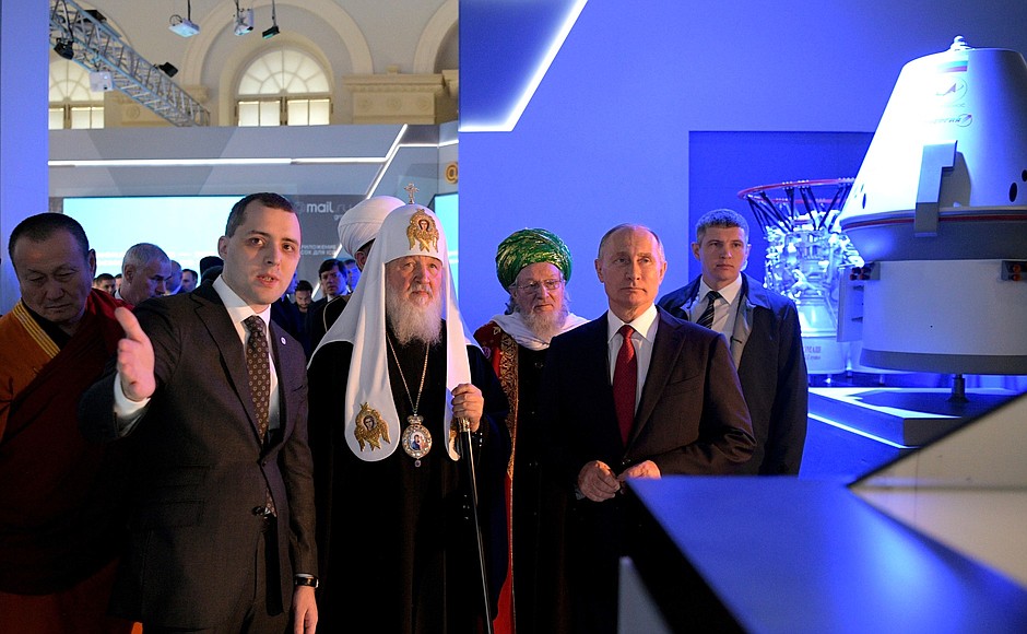Владимир Путин посетил выставку «Россия, устремлённая в будущее» .