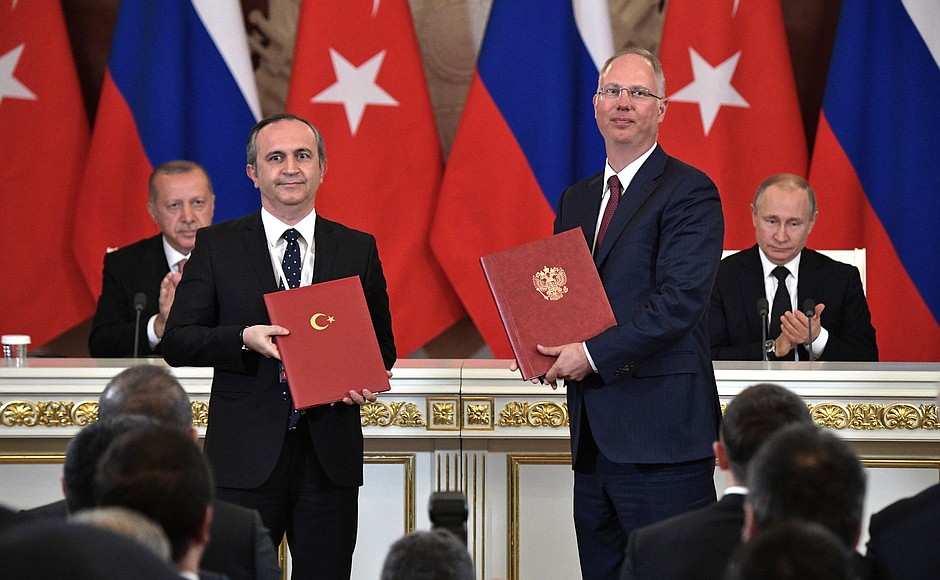 В присутствии Владимира Путина и Президента Турции Реджепа Тайипа Эрдогана подписано Соглашение между Российским фондом прямых инвестиций и Турецким суверенным фондом о создании российско-турецкого инвестиционного фонда.