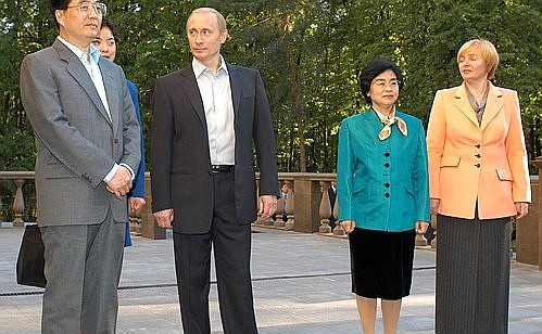 President Putin and his wife, Lyudmila, with Chinese President Hu Jintao and his wife, Liu Yongqing.