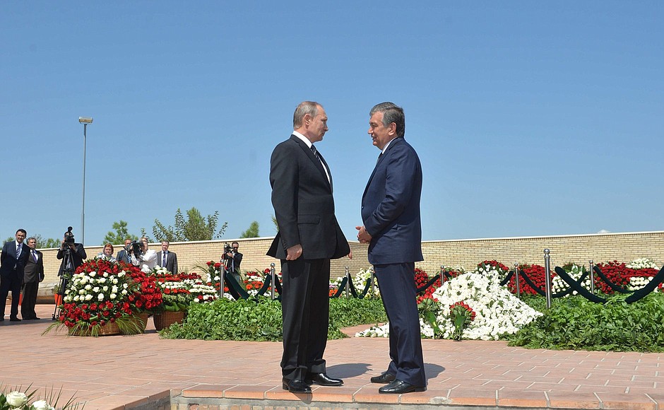 After the laying flowers at the tomb of Islam Karimov. With Prime Minister of Uzbekistan Shavkat Mirziyoyev.