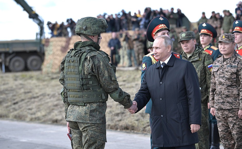 After the exercises, Vladimir Putin presented awards to ten Russian, Chinese and Mongolian military personnel who distinguished themselves during the manoeuvres.