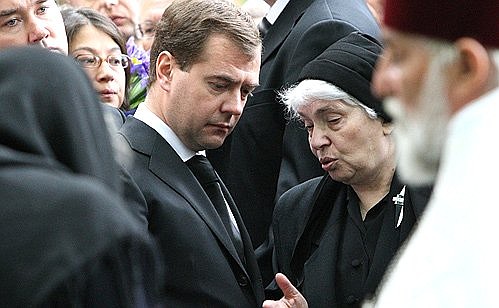 Похороны Александра Солженицына. С вдовой писателя Натальей Дмитриевной.