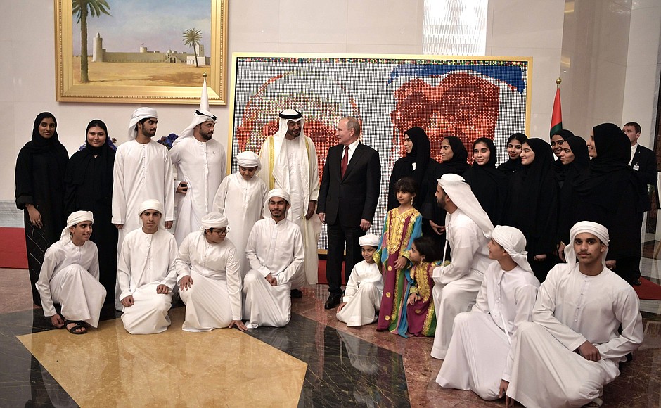 С Наследным принцем Абу‑Даби, заместителем Верховного главнокомандующего вооружёнными силами Объединённых Арабских Эмиратов Мухаммедом бен Заидом Аль Нахайяном в аэропорту по окончании государственного визита.