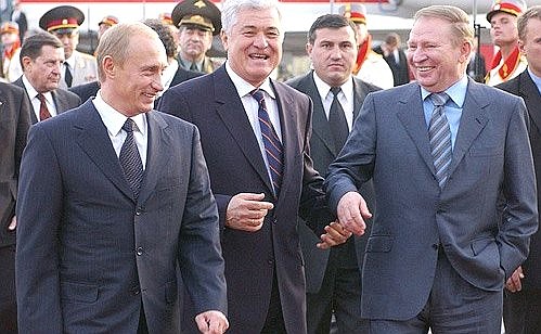 С Президентом Молдавии Владимиром Ворониным и Президентом Украины Леонидом Кучмой в аэропорту Кишинева.