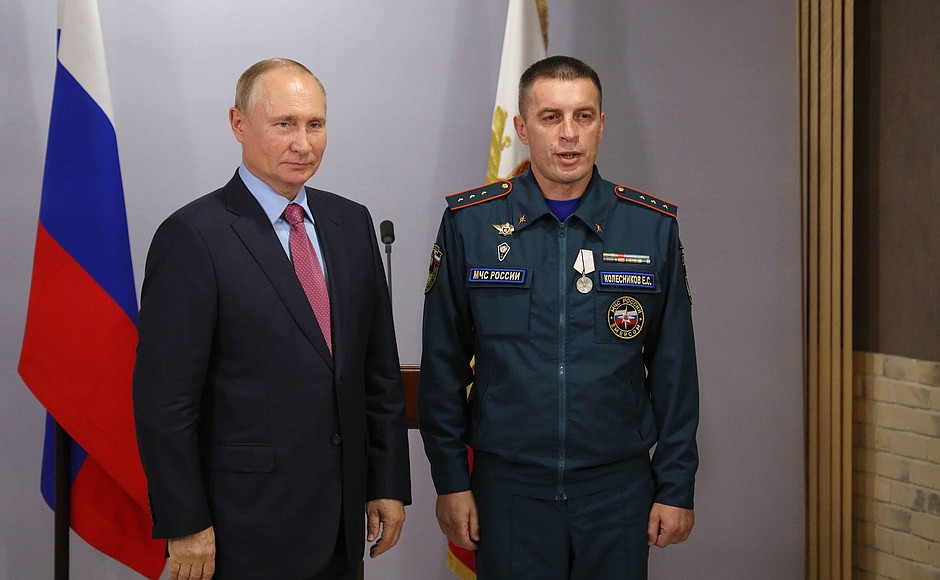 The ceremony to present state decorations of the Russian Federation. The Medal for Life Saving is awarded to Yevgeny Kolesnikov, senior instructor with the chemical and radiation surveillance service at the Russian Emergencies Ministry’s Main Directorate in the Amur Region.