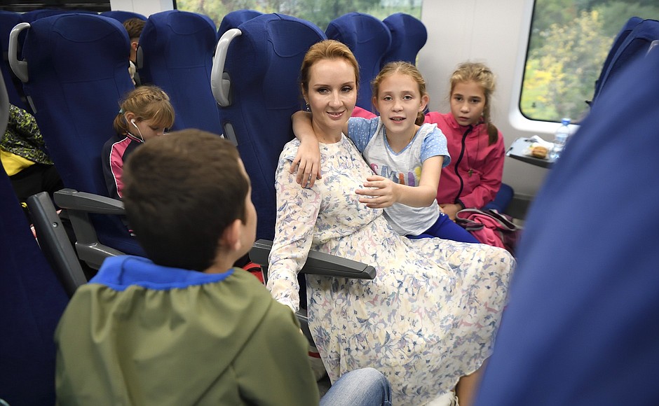 Уполномоченный при Президенте по правам ребёнка Мария Львова-Белова привезла в Нижегородскую область детей-сирот из ДНР для устройства в приёмные семьи.