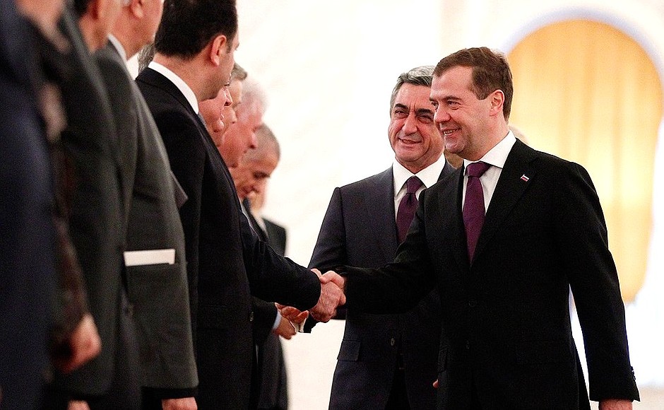 С Президентом Армении Сержем Саргсяном в ходе церемонии представления делегаций.