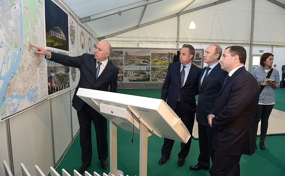 The President toured the display of architectural plans for seven stadiums being constructed in preparation for the World Cup with Acting Governor of Samara Region Nikolai Merkushkin, Sports Minister Vitaly Mutko and Presidential Plenipotentiary to the Volga Federal District Mikhail Babich.