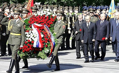 Wreath-laying at the Grave of the Unknown Soldier.