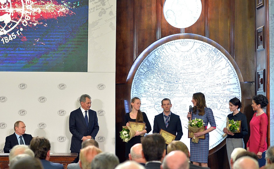 Meeting of the Russian Geographical Society Board of Trustees. Awards presented to members of the Kyzyl-Kuragino international archeological and geographical expedition, the Russian Geographical Society’s major youth expedition.